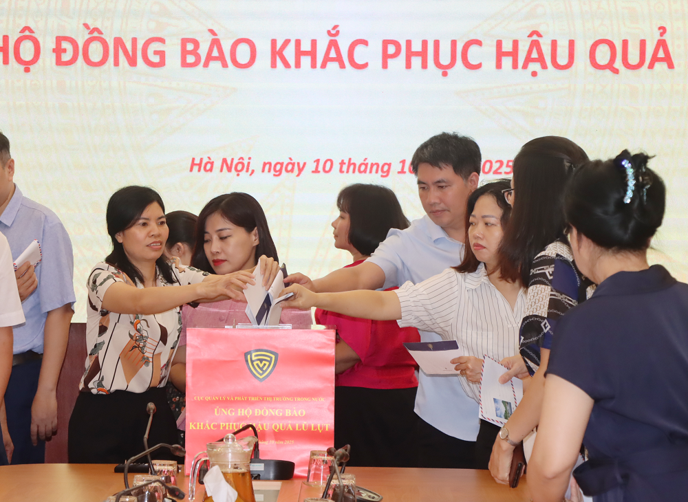 Lãnh đạo Cục Quản lý và Phát triển thị trường trong nước tham gia quyên góp tiền ủng hộ