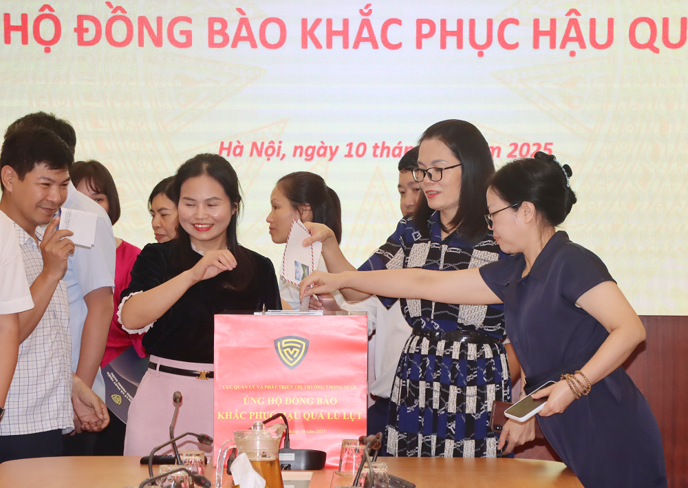 Lãnh đạo Cục Quản lý và Phát triển thị trường trong nước tham gia quyên góp tiền ủng hộ