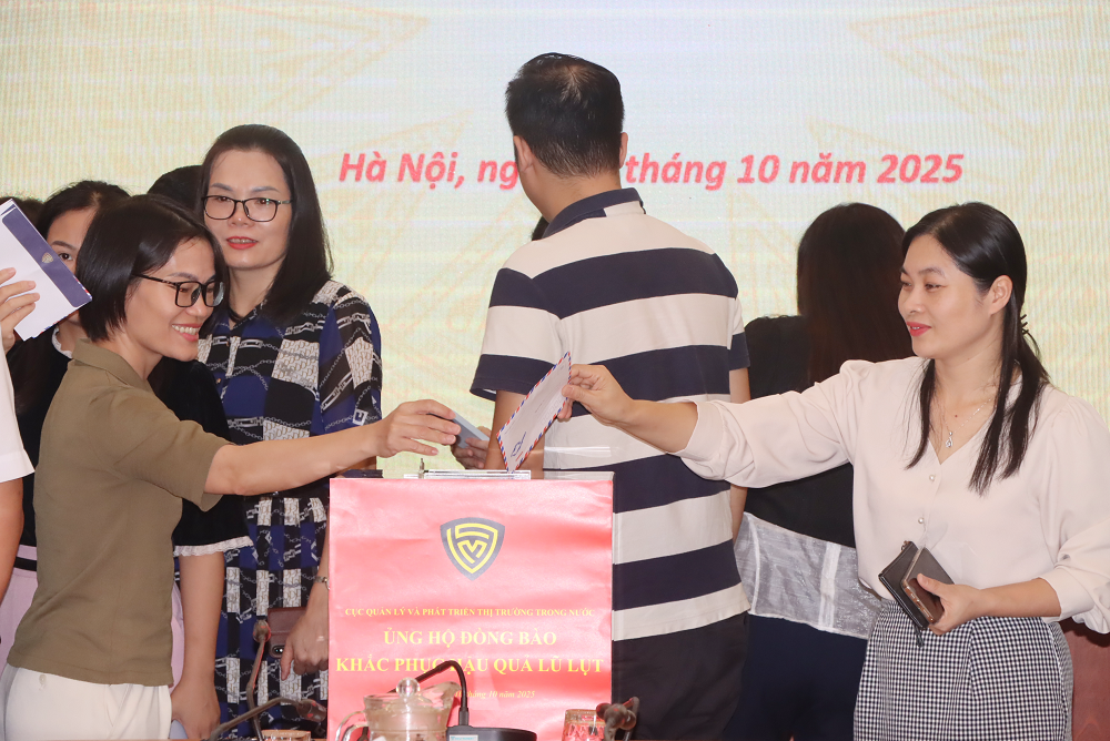 Lãnh đạo Cục Quản lý và Phát triển thị trường trong nước tham gia quyên góp tiền ủng hộ