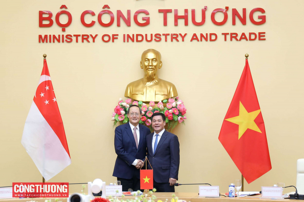 Bộ trưởng Bộ Công Thương Nguyễn Hồng Diên và Bộ trưởng Bộ Công Thương phụ trách năng lượng và khoa học - công nghệ Singapore Tan See Leng