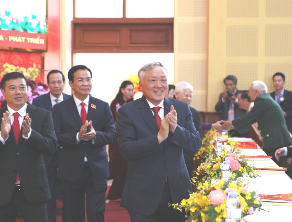 Phó Thủ tướng Thường trực Chính phủ Nguyễn Hòa Bình cùng các đồng chí lãnh đạo, nguyên lãnh đạo Đảng, Nhà nước chụp ảnh cùng Ban Chấp hành Đảng bộ tỉnh Lâm Đồng nhiệm kỳ 2025-2030 - Ảnh: VGP