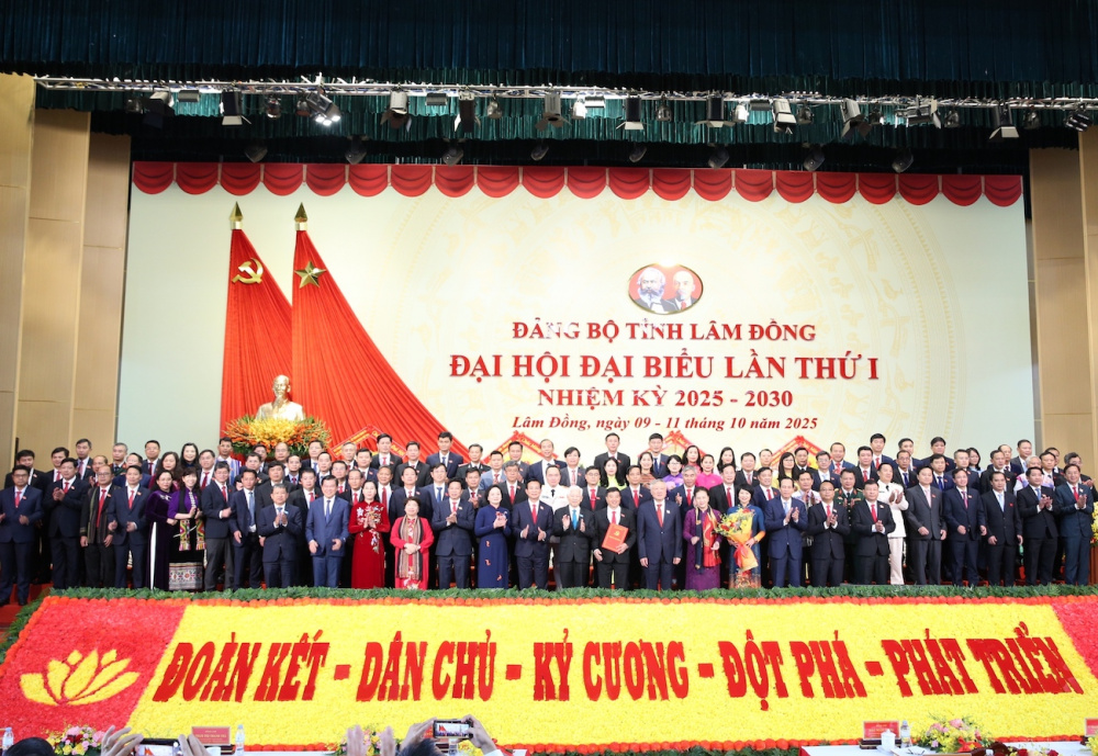 Phó Thủ tướng Thường trực Chính phủ Nguyễn Hòa Bình cùng các đồng chí lãnh đạo, nguyên lãnh đạo Đảng, Nhà nước chụp ảnh cùng Ban Chấp hành Đảng bộ tỉnh Lâm Đồng nhiệm kỳ 2025-2030 - Ảnh: VGP