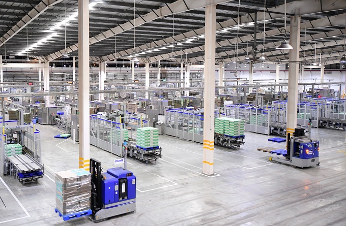 Vinamilk đã khánh thành hai “siêu nhà máy” hiện đại bậc nhất khu vực vào năm 2013 – cột mốc quan trọng đưa ngành sữa Việt Nam vươn tầm thế giới, khẳng định năng lực sản xuất và tiêu  Hình 2b: Trang trại bò sữa công nghệ cao của Vinamilk – một mắt xích quan trọng trong chuỗi sản xuất khép kín từ trang trại đến ly sữa, minh chứng cho tầm nhìn phát triển bền vững và cam kết mang đến  chuẩn công nghệ quốc tế.
