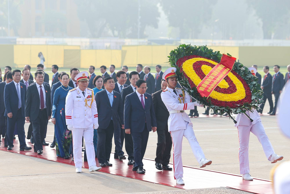 Đồng chí Phạm Minh Chính, Ủy viên Bộ Chính trị, Bí thư Đảng ủy Chính phủ, Thủ tướng Chính phủ, dẫn đầu Đoàn đại biểu dự Đại hội Đảng bộ Chính phủ lần thứ nhất, nhiệm kỳ 2025-2030 vào Lăng viếng Chủ tịch Hồ Chí Minh - Ảnh: VGP