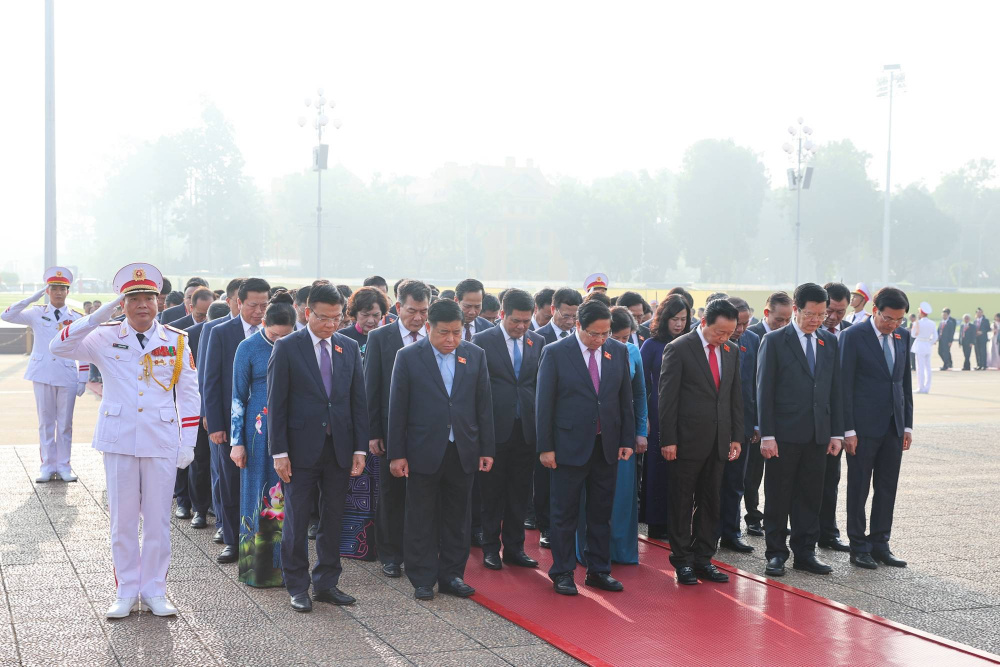 Các đại biểu bày tỏ lòng thành kính, tưởng nhớ công lao to lớn của Chủ tịch Hồ Chí Minh đối với sự nghiệp cách mạng của Đảng và dân tộc - Ảnh: VGP