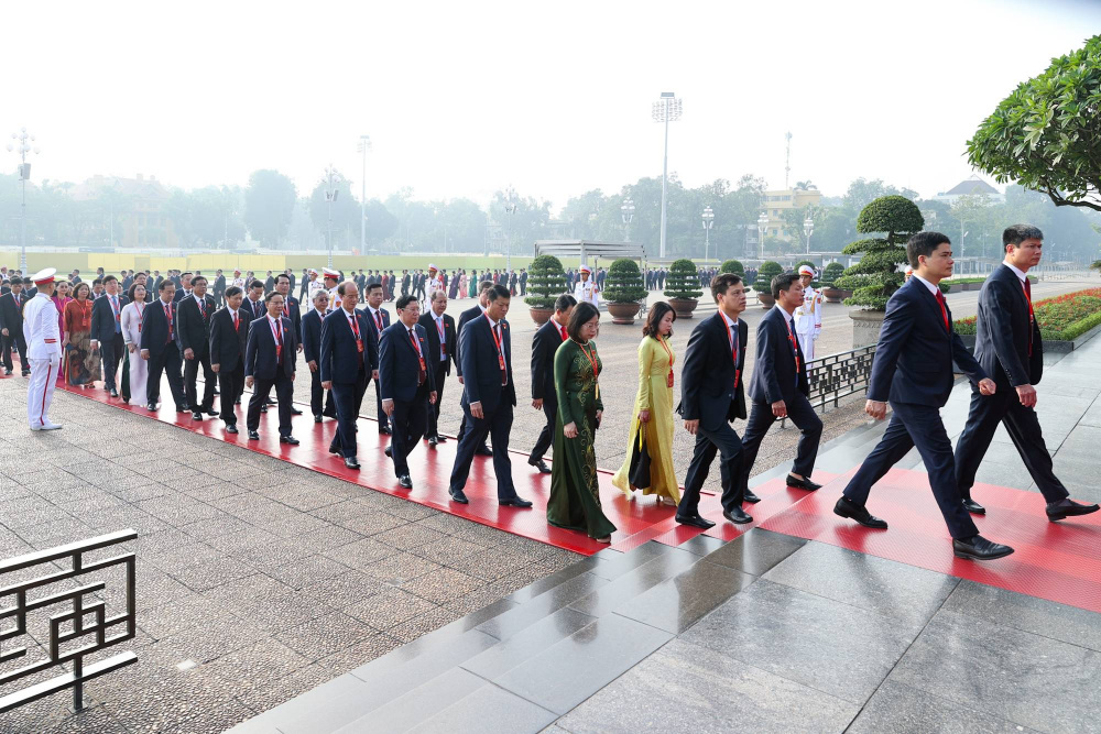 Đoàn đại biểu dự Đại hội Đảng bộ Chính phủ lần thứ nhất, nhiệm kỳ 2025-2030 vào Lăng viếng Chủ tịch Hồ Chí Minh - Ảnh: VGP