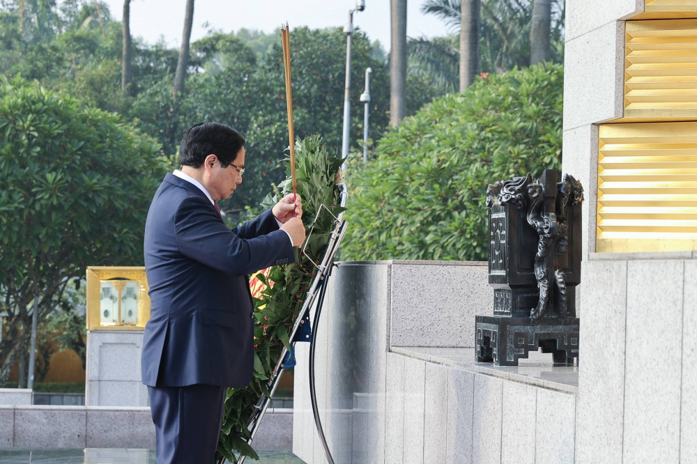 Thủ tướng Chính phủ Phạm Minh Chính dâng hương tưởng niệm các Anh hùng Liệt sĩ tại Đài tưởng niệm các Anh hùng Liệt sĩ (đường Bắc Sơn, Hà Nội) - Ảnh: VGP