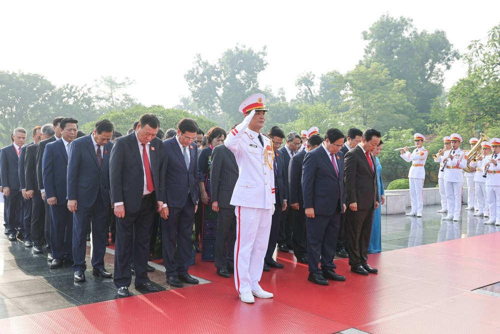 Đoàn đại biểu nghiêng mình tưởng nhớ các Anh hùng Liệt sĩ - những người con ưu tú của dân tộc đã không tiếc máu xương, dũng cảm chiến đấu, hy sinh vì sự nghiệp đấu tranh giải phóng dân tộc, vì nền độc lập, tự do của Tổ quốc, vì hạnh phúc, ấm no của nhân dân - Ảnh: VGP