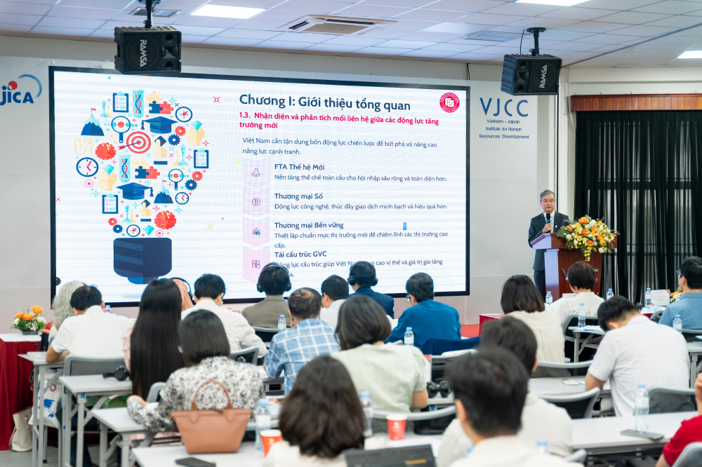 PGS. TS Đào Ngọc Tiến - Phó Hiệu trưởng Nhà trường đã giới thiệu nội dung chính của Báo cáo thương mại quốc tế năm 2025 của Trường Đại học Ngoại Thương