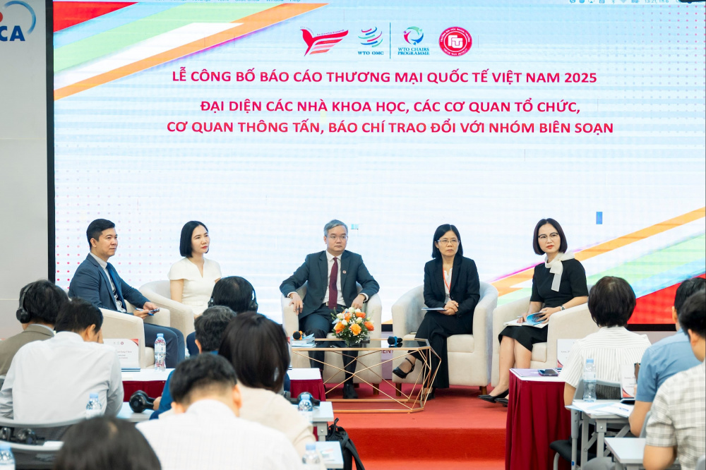 Trong bối cảnh toàn cầu đang chuyển dịch mạnh mẽ theo hướng xanh hóa, số hóa và tái cấu trúc chuỗi cung ứng, Báo cáo Thương mại Quốc tế Việt Nam 2025 mang đến một cách nhìn mới, toàn diện và có chiều sâu về hành trình phát triển thương mại quốc tế của Việt Nam.