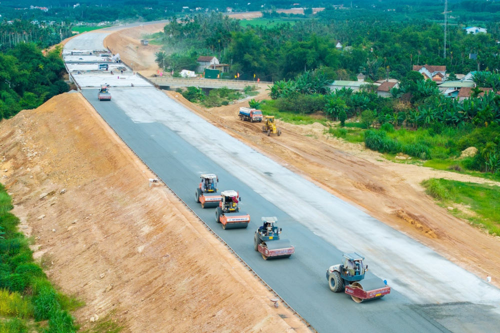 Cao tốc Quảng Ngãi - Hoài Nhơn tăng tốc thi công - Ảnh: VGP