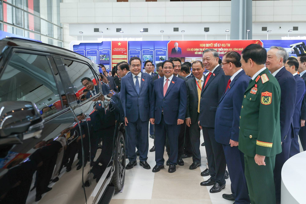 Tổng Bí thư Tô Lâm, các đồng chí lãnh đạo, nguyên lãnh đạo Đảng, Nhà nước tham quan các triển lãm tại Đại hội - Ảnh: VGP