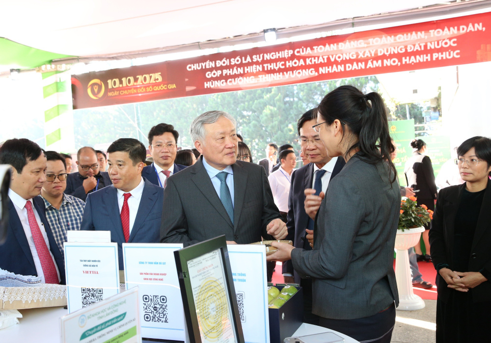 Phó Thủ tướng Thường trực Chính phủ Nguyễn Hòa Bình tham quan các gian trưng bày tại Hội nghị - Ảnh: VGP