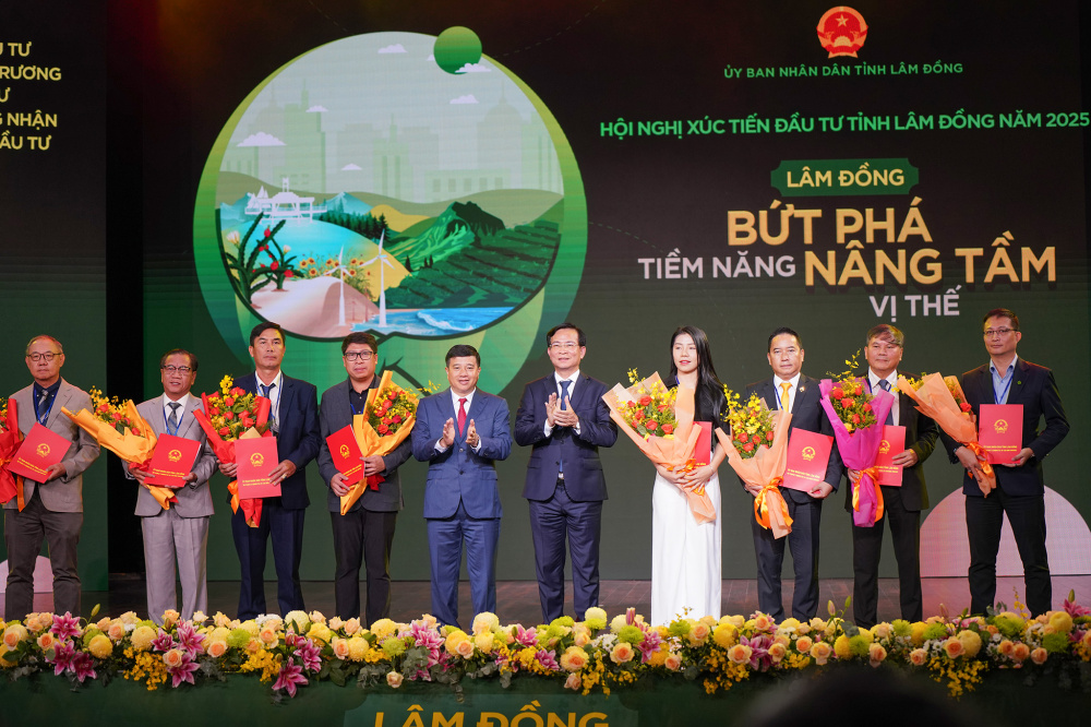 UBND tỉnh Lâm Đồng đã trao quyết định chủ trương đầu tư, giấy chứng nhận đăng ký đầu tư cho 9 doanh nghiệp