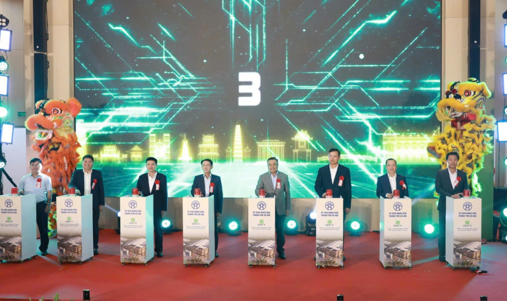 Với công suất xử lý lên tới 5.000 tấn rác/ngày đêm, Nhà máy điện rác Sóc Sơn - nhà máy điện rác quy mô lớn nhất Việt Nam đã chính thức khánh thành, đánh dấu bước ngoặt trong việc áp dụng công nghệ xanh, bền vững vào quy trình xử lý rác thải của TP. Hà Nội.