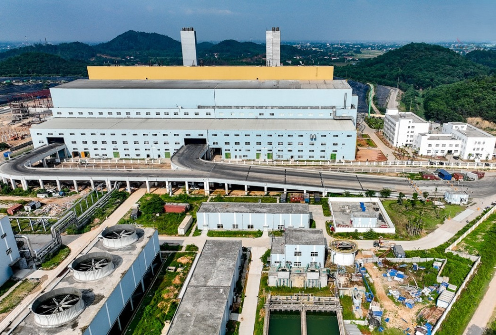 Với công suất xử lý lên tới 5.000 tấn rác/ngày đêm, Nhà máy điện rác Sóc Sơn - nhà máy điện rác quy mô lớn nhất Việt Nam đã chính thức khánh thành, đánh dấu bước ngoặt trong việc áp dụng công nghệ xanh, bền vững vào quy trình xử lý rác thải của TP. Hà Nội.