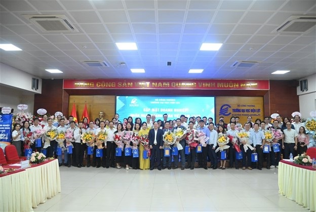 Các đại biểu cùng chụp ảnh lưu niệm.