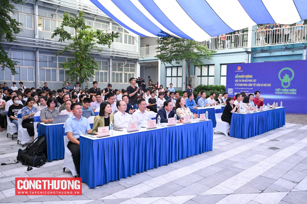 Các đại biểu tham dự Lễ phát động Cuộc thi “Tìm hiểu pháp luật về sử dụng năng lượng tiết kiệm và hiệu quả”