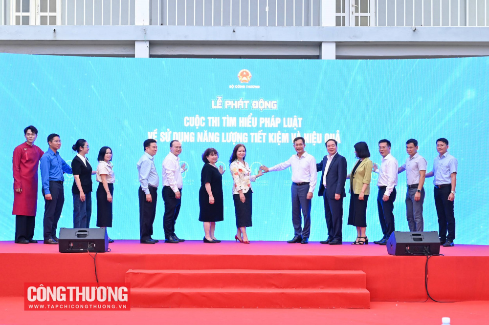 Đại biểu thực hiện nghi thức phát động Cuộc thi “Tìm hiểu pháp luật về sử dụng năng lượng tiết kiệm và hiệu quả”