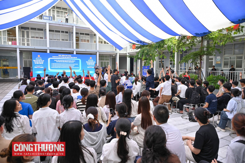 Các sinh viên Trường Đại học Điện lực nhiệt tình tham gia hoạt động minigame tìm hiểu về pháp luật sử dụng năng lượng tiết kiệm và hiệu quả