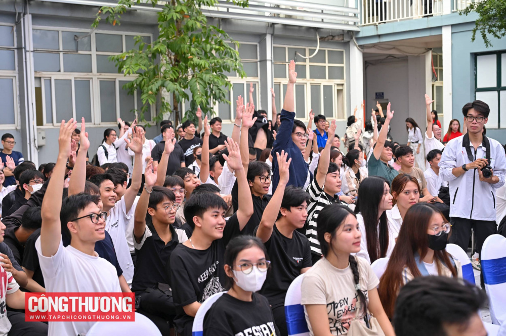 Các sinh viên Trường Đại học Điện lực nhiệt tình tham gia hoạt động minigame tìm hiểu về pháp luật sử dụng năng lượng tiết kiệm và hiệu quả