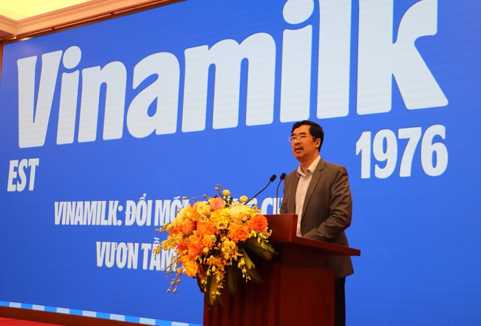 Ông Nguyễn Quốc Khánh - Giám đốc Điều hành Nghiên cứu và Phát triển Vinamilk, trình bày việc ứng dụng công nghệ định danh và truy xuất nguồn gốc cho sản phẩm Vinamilk. Ảnh: Vi Nam.