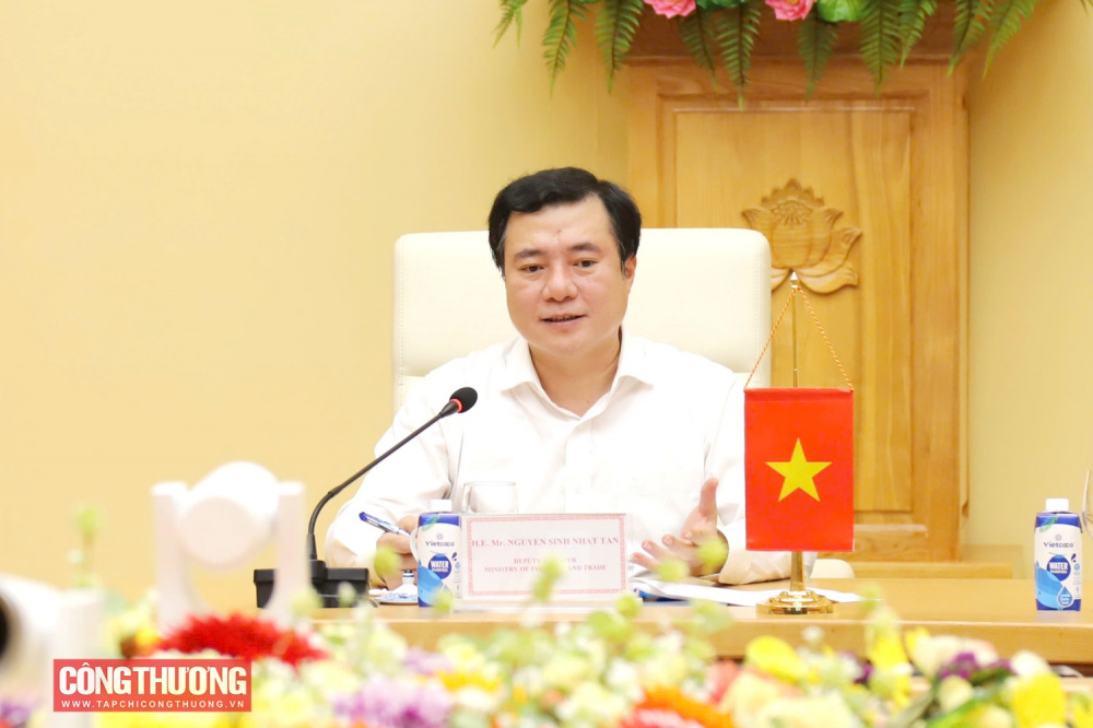Thứ trưởng Nguyễn Sinh Nhật Tân