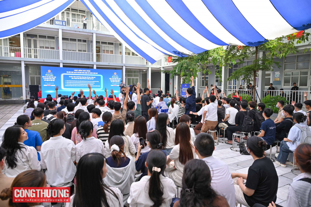 Nhiều bạn trẻ hào hứng tìm hiểu pháp luật về sử dụng năng lượng tiết kiệm và hiệu quả