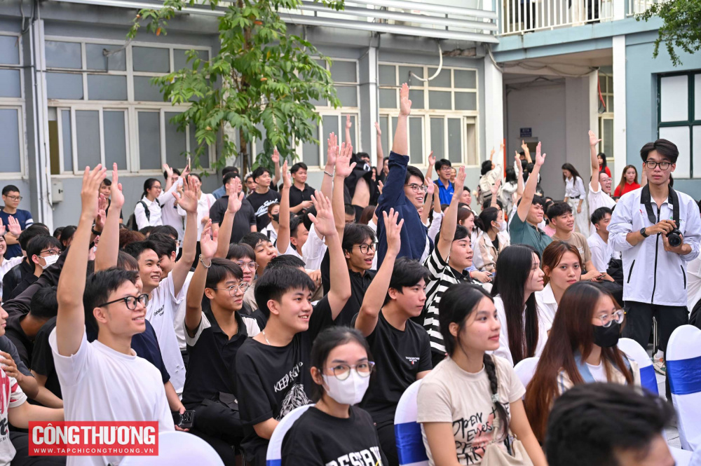 Nhiều bạn trẻ hào hứng tìm hiểu pháp luật về sử dụng năng lượng tiết kiệm và hiệu quả