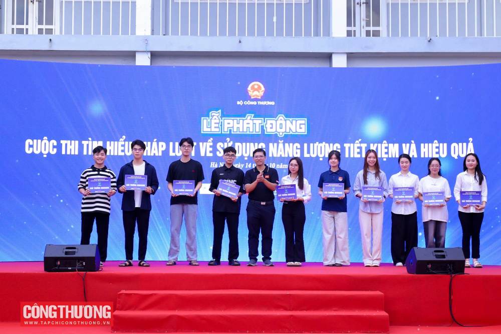 Nhiều bạn trẻ hào hứng tìm hiểu pháp luật về sử dụng năng lượng tiết kiệm và hiệu quả