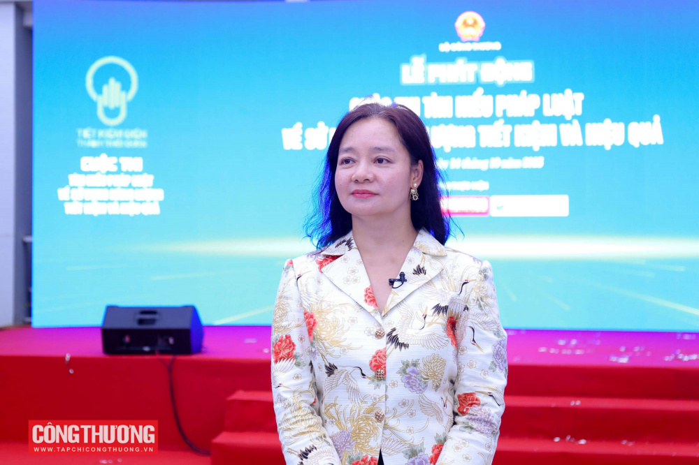 Nhiều bạn trẻ hào hứng tìm hiểu pháp luật về sử dụng năng lượng tiết kiệm và hiệu quả