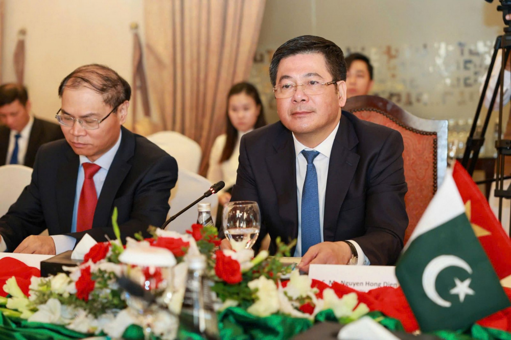 Ngày 14/10/2025, tại Pakistan, Bộ trưởng Bộ Công Thương Việt Nam Nguyễn Hồng Diên đã có cuộc hội đàm với Bộ trưởng Bộ Thương mại Pakistan Jam Kamal Khan