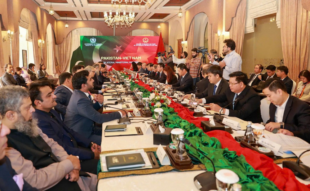 Ngày 14/10/2025, tại Pakistan, Bộ trưởng Bộ Công Thương Việt Nam Nguyễn Hồng Diên đã có cuộc hội đàm với Bộ trưởng Bộ Thương mại Pakistan Jam Kamal Khan