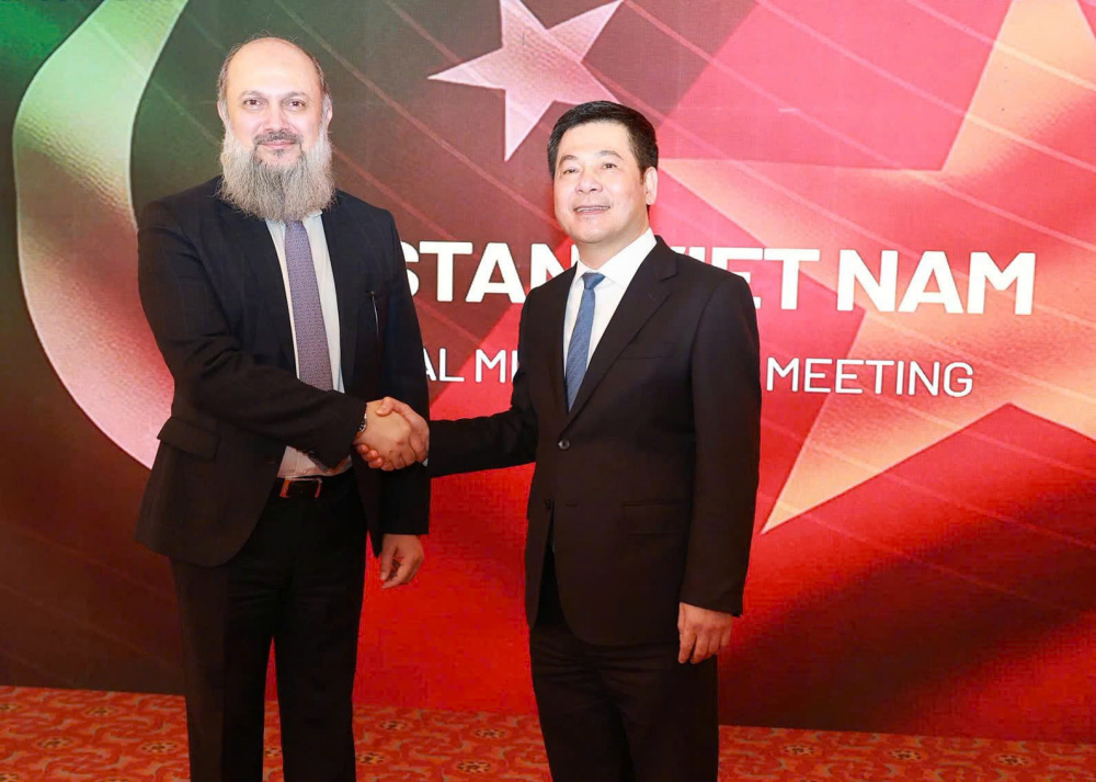 Ngày 14/10/2025, tại Pakistan, Bộ trưởng Bộ Công Thương Việt Nam Nguyễn Hồng Diên đã có cuộc hội đàm với Bộ trưởng Bộ Thương mại Pakistan Jam Kamal Khan