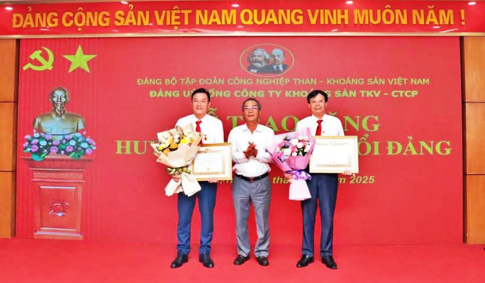 Trao huy hiệu cho các đảng viên Tổng Công ty khoáng sản