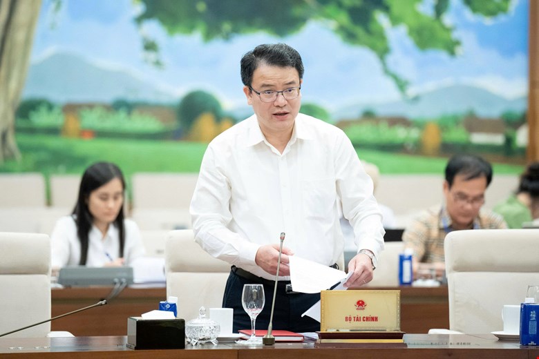Thứ trưởng Bộ Tài chính Trần Quốc Phương trình bày Tờ trình