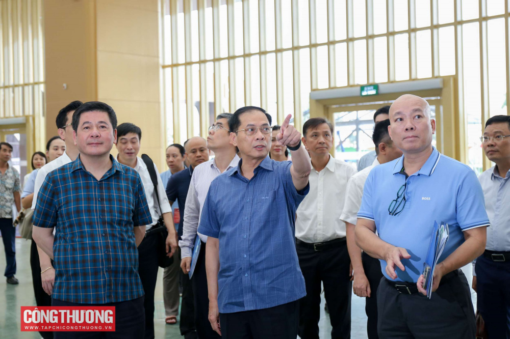 Phó Thủ tướng kiểm tra tiến độ triển khai Hội chợ Mùa Thu 2025