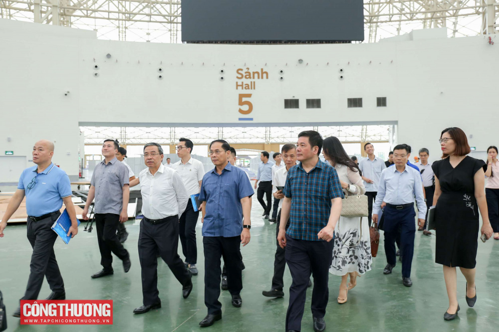 Phó Thủ tướng chỉ đạo Bộ Công Thương rà soát, đôn đốc hằng ngày, hằng giờ, bằng mọi hình thức các bộ, ngành, địa phương, doanh nghiệp đẩy nhanh tiến độ thi công gian hàng - Ảnh: VGP/Hải Minh