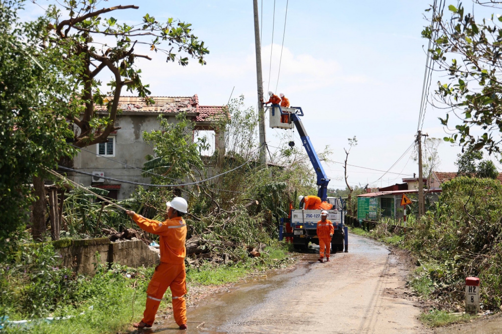 Ngành điện nỗ lực khắc phục sự cố sau bão số 10