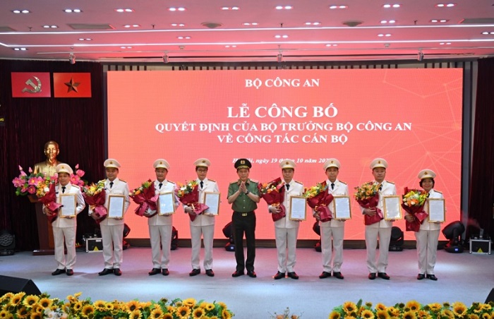Bộ Công an phong cấp bậc hàm cho 8 lãnh đạo chủ chốt của Tổng Công ty Viễn thông MobiFone