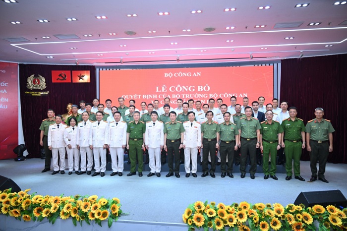Bộ trưởng Lương Tam Quang cùng lãnh đạo các cục chức năng và lãnh đạo Tổng công ty Viễn thông MobiFone.