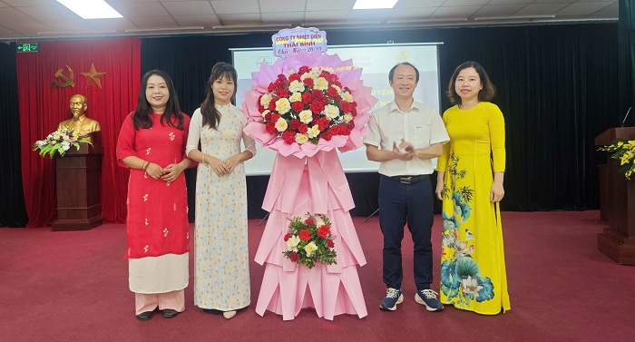 Ông Nguyễn Quang Thắng - Phó Giám đốc đại diện Ban Giám đốc Công ty tặng hoa chúc mừng