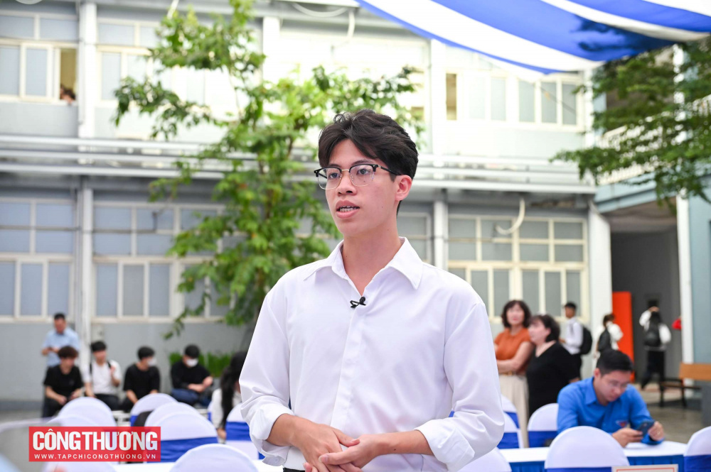 bạn Trần Thị Thu - sinh viên năm 3 trường Đại học Thương mại cho biết sẽ phải thay đổi bản thân, bắt đầu từ những việc nhỏ như tắt điện khi ra khỏi lớp, rút sạc khi không sử dụng, đồng thời cũng sẽ nhắc nhở bạn bè xung quanh để tất cả mọi người vừa tiết kiệm được tiền, lại vừa bảo vệ được môi trường
