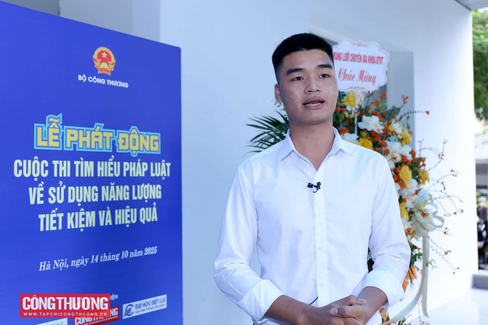 bạn Trần Thị Thu - sinh viên năm 3 trường Đại học Thương mại cho biết sẽ phải thay đổi bản thân, bắt đầu từ những việc nhỏ như tắt điện khi ra khỏi lớp, rút sạc khi không sử dụng, đồng thời cũng sẽ nhắc nhở bạn bè xung quanh để tất cả mọi người vừa tiết kiệm được tiền, lại vừa bảo vệ được môi trường