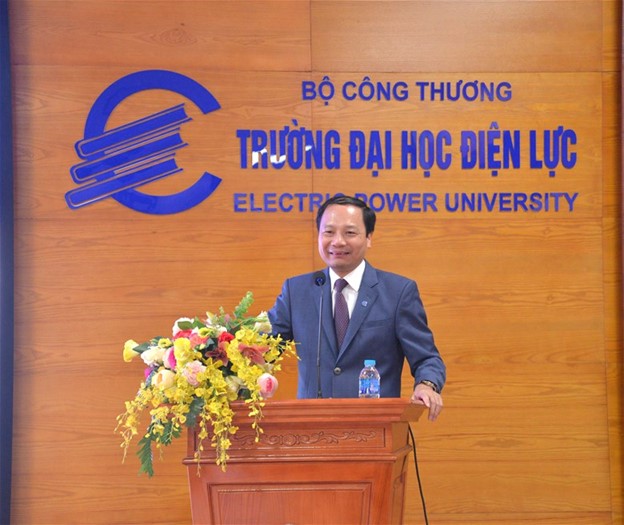 TS. Phạm Duy Phong - Trưởng khoa Điện tử - Viễn thông phát biểu tại chương trình.
