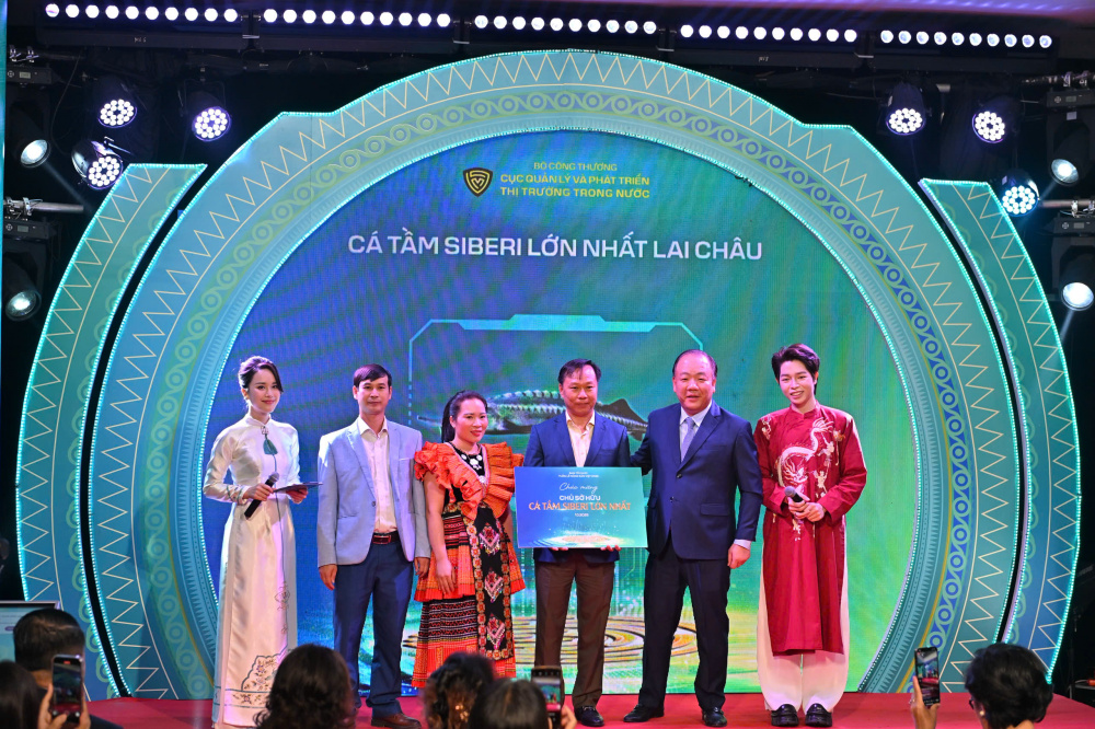 Đấu giá thành công con cá tầm nặng 50kg tại Tuần lễ Nông sản Việt 2025
