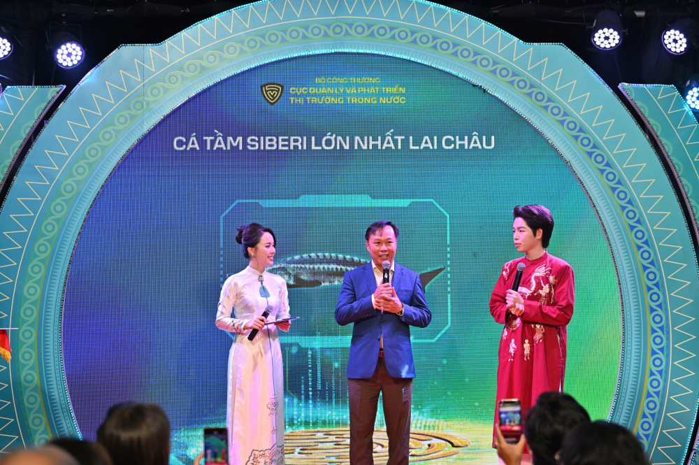 Ông Nguyễn Hồng Long, Tổng Giám đốc Công ty TNHH MTV Proton đã đấu giá thành công con cá tầm Siberi với số tiền 102 triệu đồng.