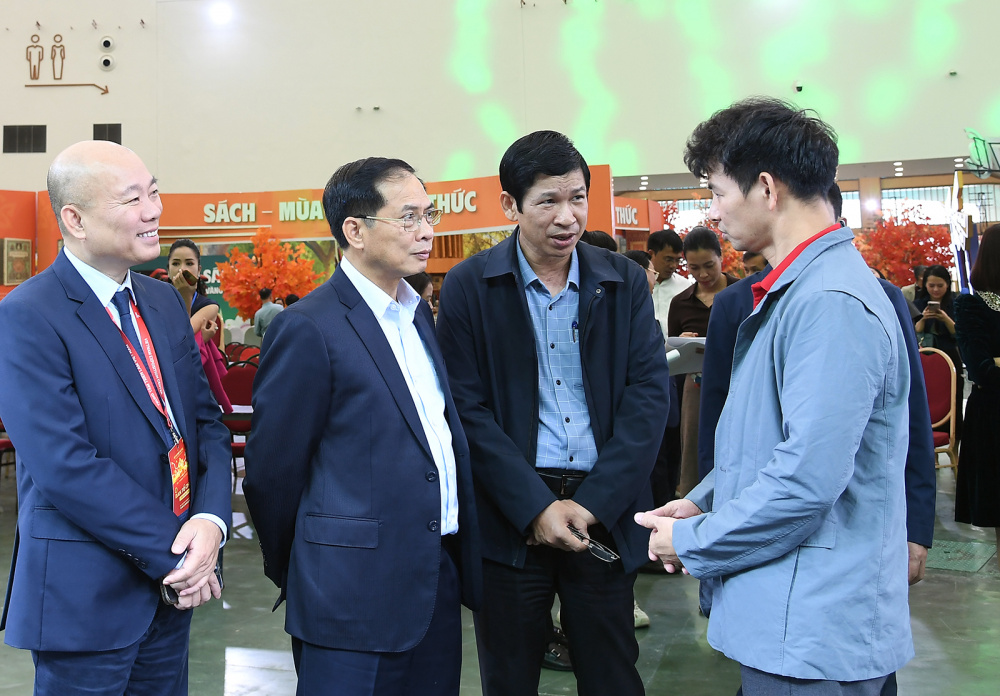 Sẵn sàng cho Lễ khai mạc Hội chợ Mùa Thu 2025
