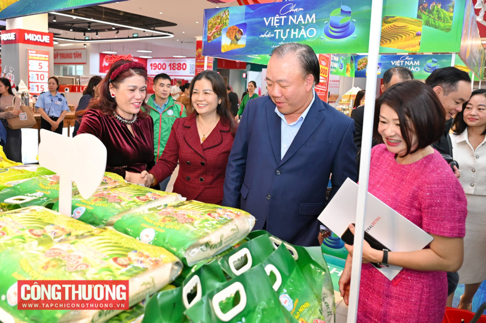 Thúc đẩy thanh toán số, kích cầu tiêu thụ hàng Việt 8 Central Retail Việt Nam và Napas ký kết hợp tác quảng bá hàng Việt