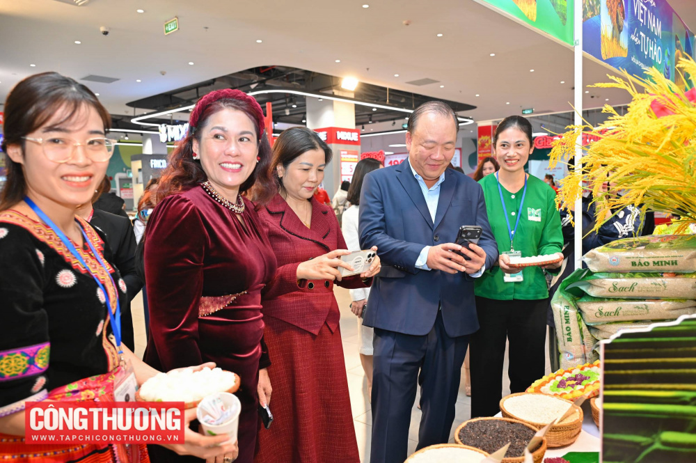 Thúc đẩy thanh toán số, kích cầu tiêu thụ hàng Việt 9 Central Retail Việt Nam và Napas ký kết hợp tác quảng bá hàng Việt